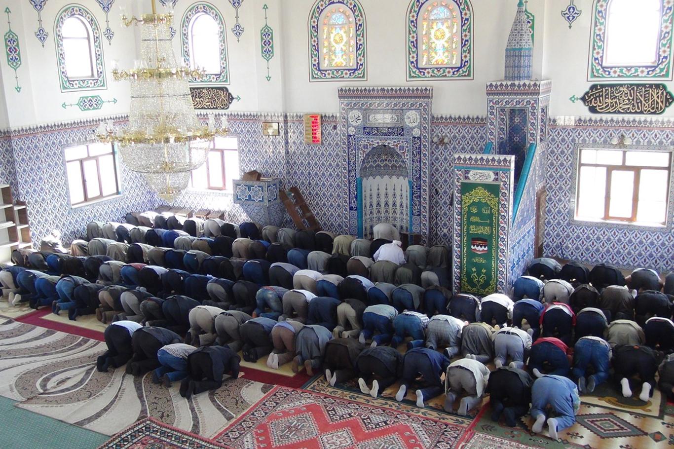 Çınar’ın en büyük camisi ibadete açıldı